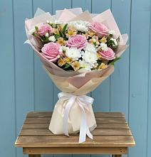 Букет цветов из:  Гвоздики, Орхидеи и Розы в Туапсе