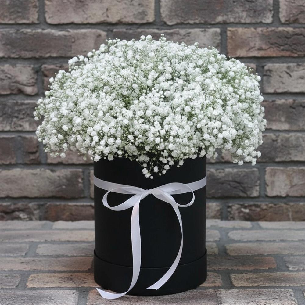 Цветочная композиция из Гипсофила в шляпной коробке в Туапсе