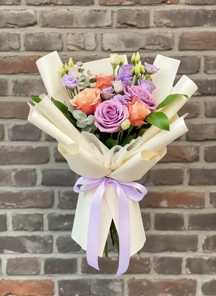 Букет цветов из: Лизиантусы и Розы в Туапсе