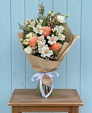 Букет цветов из:  Альстромерии, Лизиантусы, Розы и Хризантемы в Туапсе