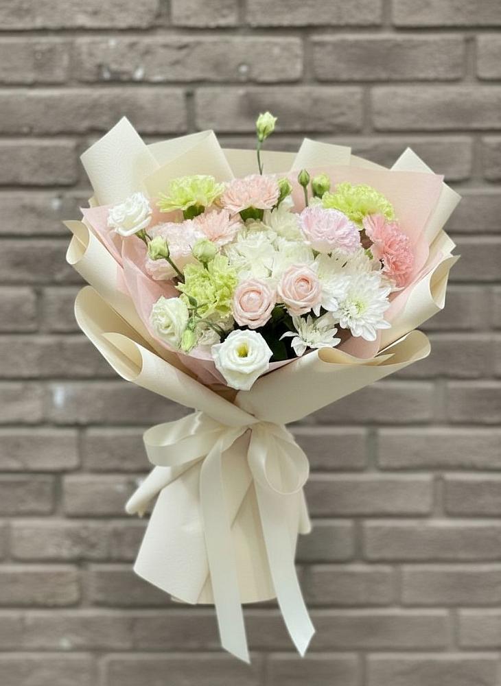 Букет цветов из: Гвоздики, Розы, Лизиантусы и Хризантемы в Туапсе