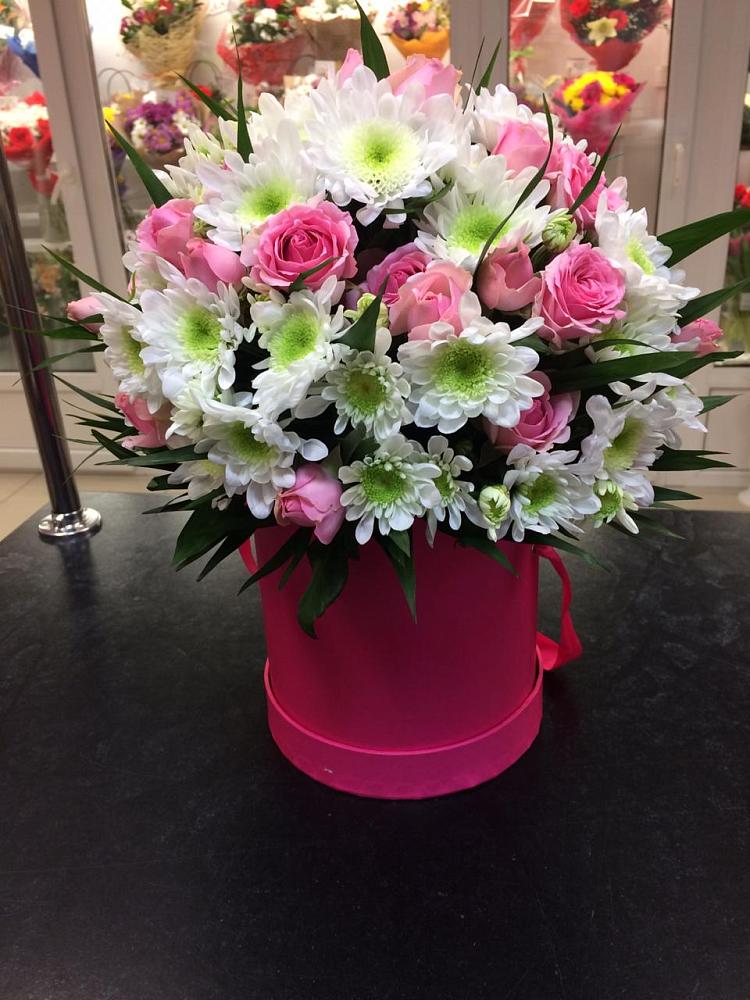 Цветочная композиция из Розы и Хризантемы в шляпной коробке в Туапсе