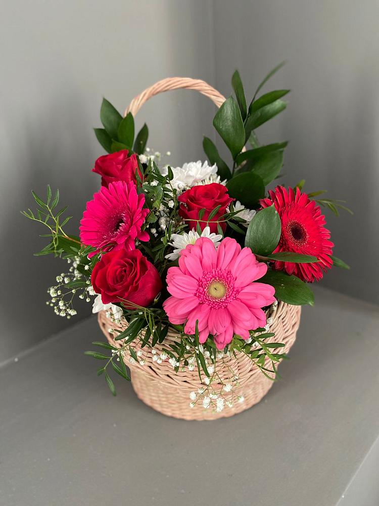 Цветочная композиция из Розы, Хризантемы и Герберы в корзине в Туапсе