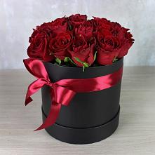 Цветочная композиция из Розы в шляпной коробке в Туапсе