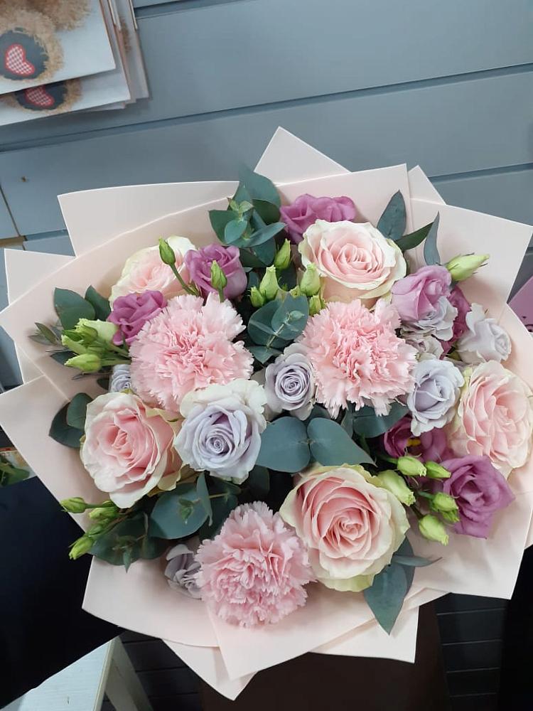 Букет цветов из: Розы, Гвоздики и Лизиантусы в Туапсе